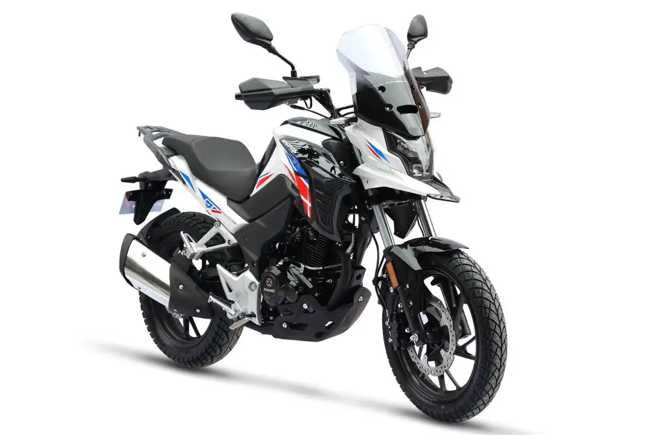 Nowy motocykl z owiewką i akcentami w barwach narodowych, idealny na pierwsze przygody z prawem jazdy A1.