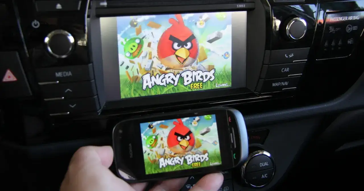 Telefon z grą Angry Birds wyświetla ten sam obraz co ekran samochodu, tworząc efekt mirror link.