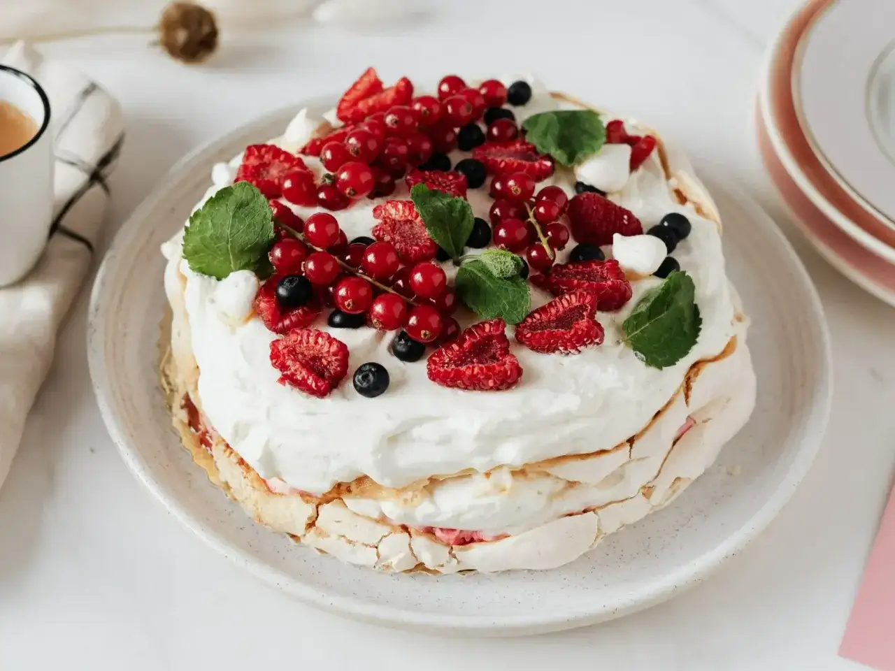 Puszysta beza z mascarpone, udekorowana malinami, borówkami i porzeczkami. Letnia uczta dla podniebienia.