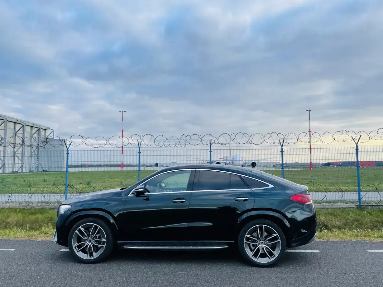 Czarny Mercedes GLE 400d coupe na tle lotniska.