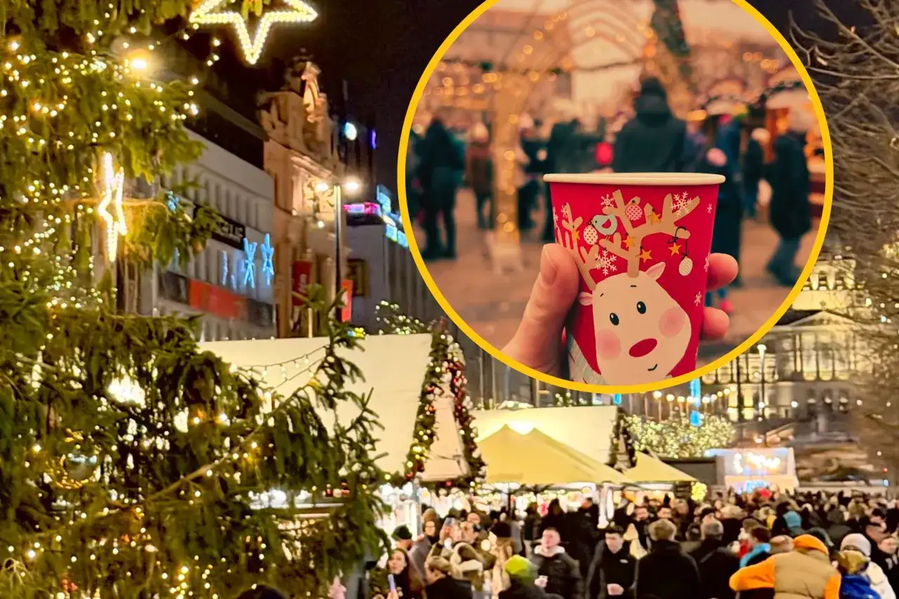 Ciepły kubek z reniferem na jarmarku bożonarodzeniowym w Pradze. Tłumy ludzi, choinki i świąteczne iluminacje tworzą magiczną atmosferę.