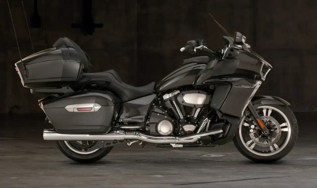 Elegancki, ciemnoszary motocykl Yamaha Venture z obszernymi kuframi, gotowy na długie podróże.