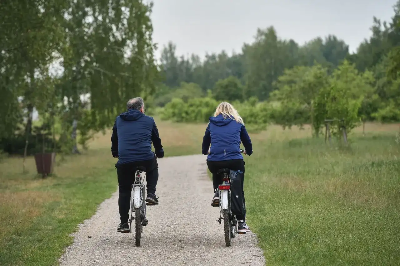 Para zwiedzająca łódzkie trasy rowerowe, ciesząca się zielenią i spokojem.