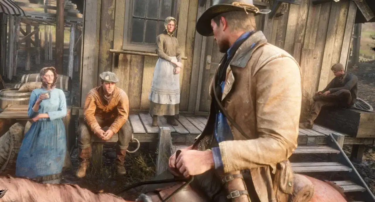 Postać z RDR2 na koniu, w tle ludzie w strojach z epoki. Czas gry w dzikim zachodzie.