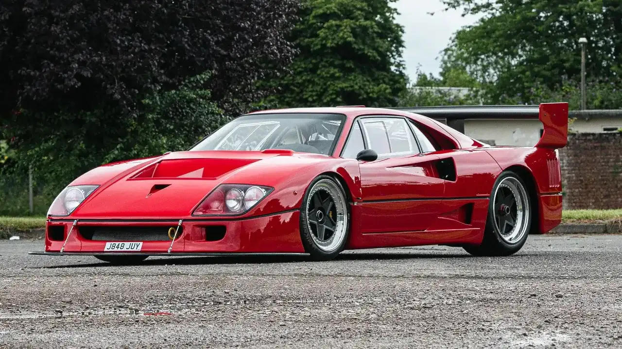 Czerwone Ferrari F40, ikona motoryzacji, której ferrari f40 cena wciąż budzi emocje. Klasyk na drodze.
