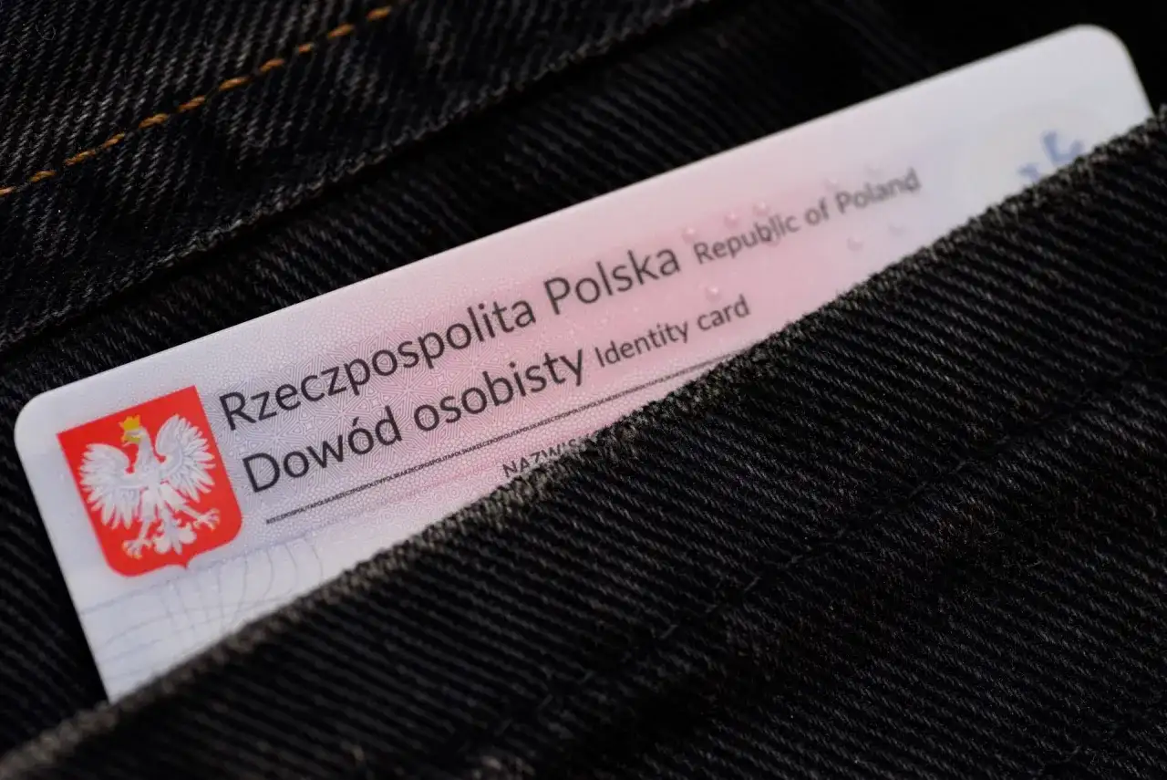 Dowód osobisty wsuwany do kieszeni dżinsów. Warto wiedzieć, jak zastrzec PESEL w razie zgubienia dokumentu.