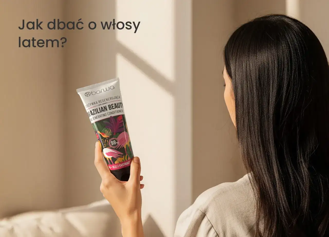 Kobieta z długimi, ciemnymi włosami trzyma odżywkę regenerującą. Dowiedz się, jak dbać o długie włosy latem z produktem Brazilian Beauty.
