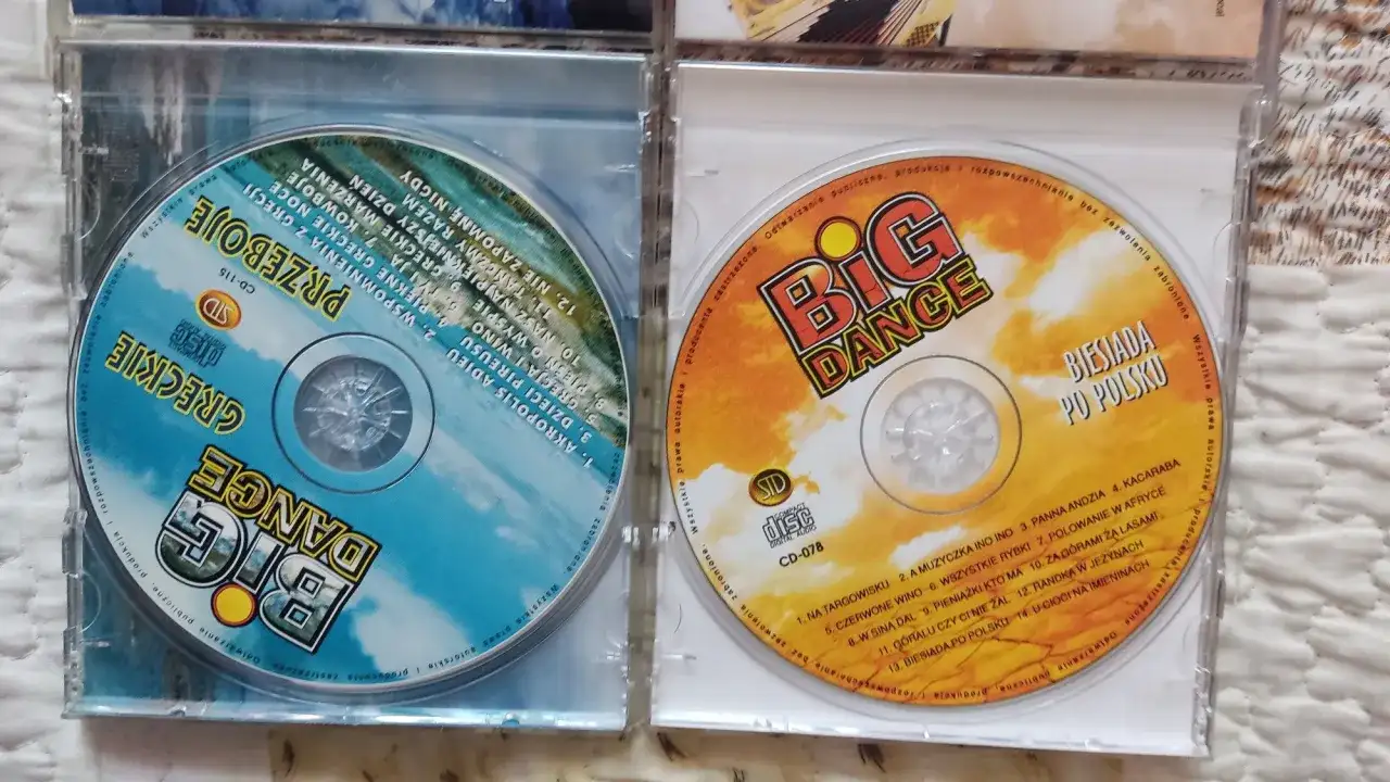 Dwie płyty CD z serii "Big Dance". Jedna z nich to "Greckie Przeboje", druga to "Biesiada po Polsku". Na obu widnieje napis "big dance pieniążki tekst".