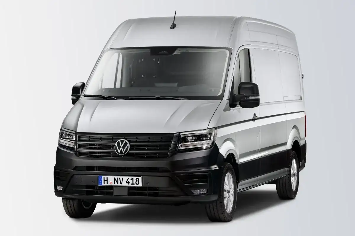 Srebrny Volkswagen Crafter, gotowy do pracy. Ten wszechstronny van to idealny partner dla każdego przedsiębiorcy.