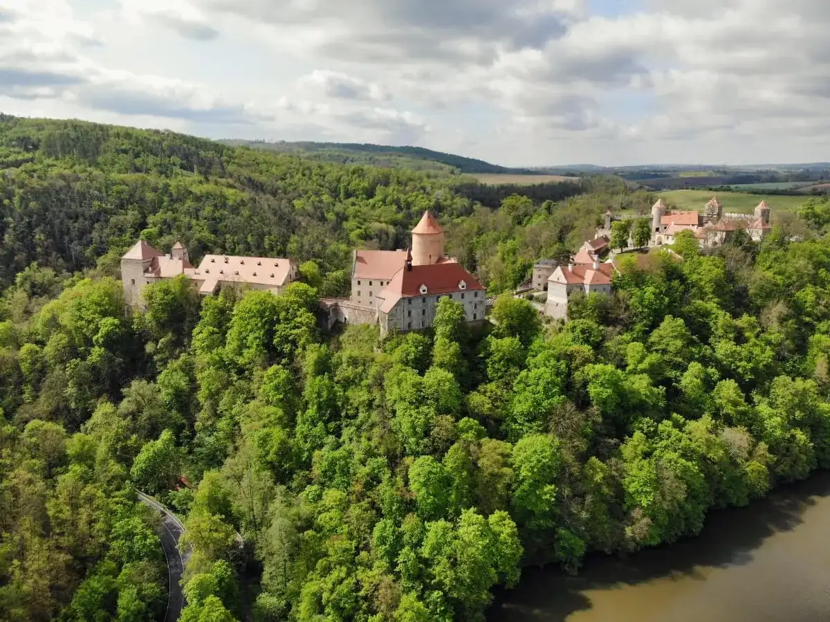 Zamek Pernštejn, perła Czech, w otoczeniu bujnej zieleni. To drugie miasto Czech, które zachwyca swoją historią i architekturą.