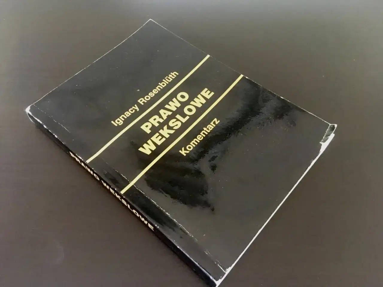Czarna okładka książki "Prawo wekslowe" Ignacego Rosenblütha, z widocznymi śladami użytkowania.