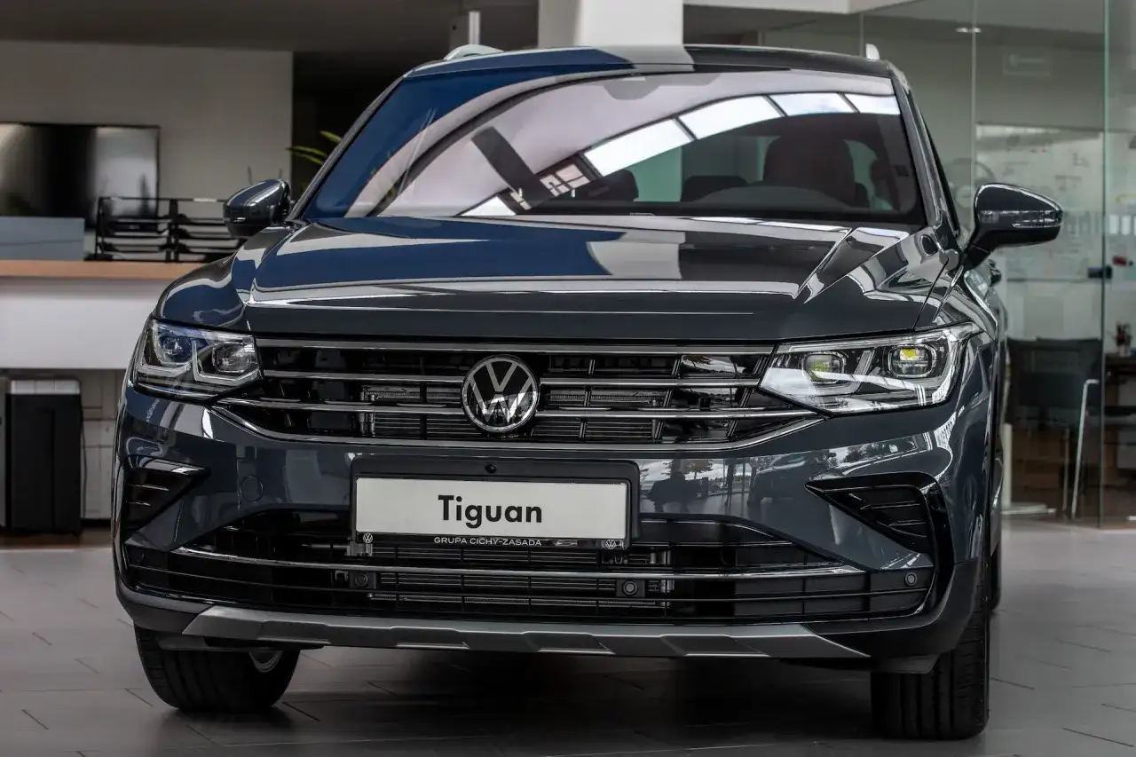 Szary Volkswagen Tiguan z bliska. Wśród wielu **volkswagen nazwy modeli**, Tiguan wyróżnia się nowoczesnym designem.