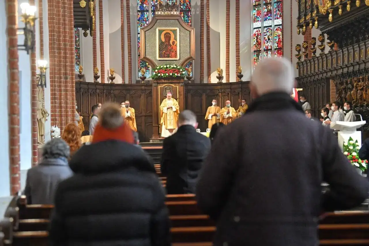 Msza święta w kościele. Jak sprawdzić godziny mszy świętych w obcym mieście aplikacje pomogą Ci znaleźć najbliższy kościół.