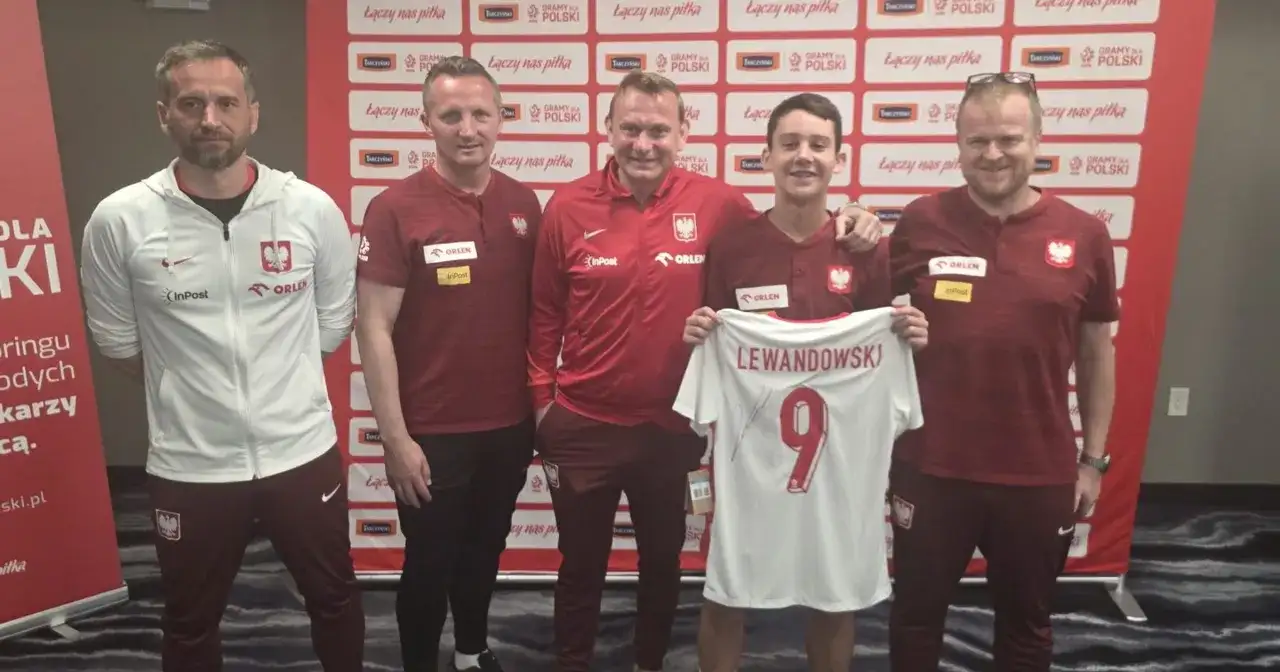 Piłkarze z polskimi korzeniami pozują z koszulką Lewandowskiego.