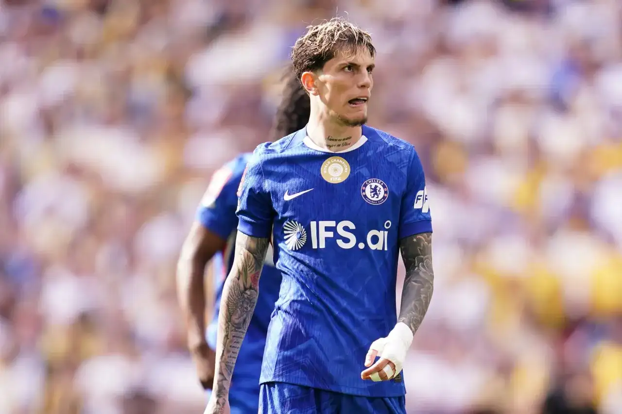 Piłkarz Chelsea w niebieskiej koszulce z logo IFS.ai, ich głównym sponsorze, podczas meczu.