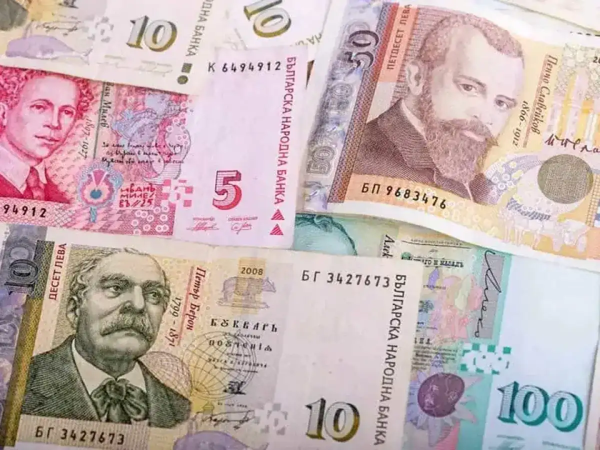 Bułgarskie lewy, czyli jaką walutę ma Bułgaria. Widoczne banknoty o nominałach 5, 10, 50 i 100 lewów.