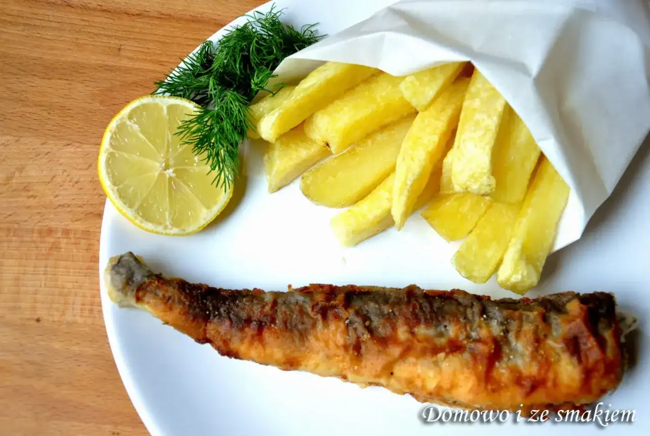 Smażona kergulena z frytkami, cytryną i koperkiem. Pyszne danie, które smakuje jak z najlepszej restauracji.