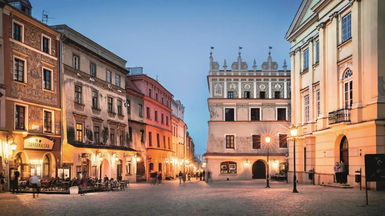 Lublin nietypowe atrakcje: Rynek w blasku latarni, z kamienicami i kawiarniami. Wieczorny spacer po Starym Mieście.
