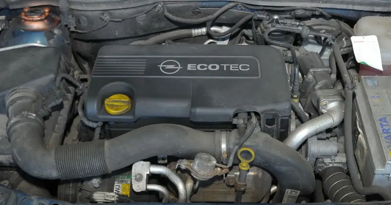 Silnik Ecotec w Oplu Astra 3. Widoczna pokrywa silnika, przewody i akumulator.