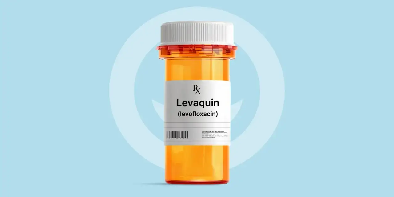 Pomarańczowa butelka leku z etykietą "Levaquin (levofloxacin)".