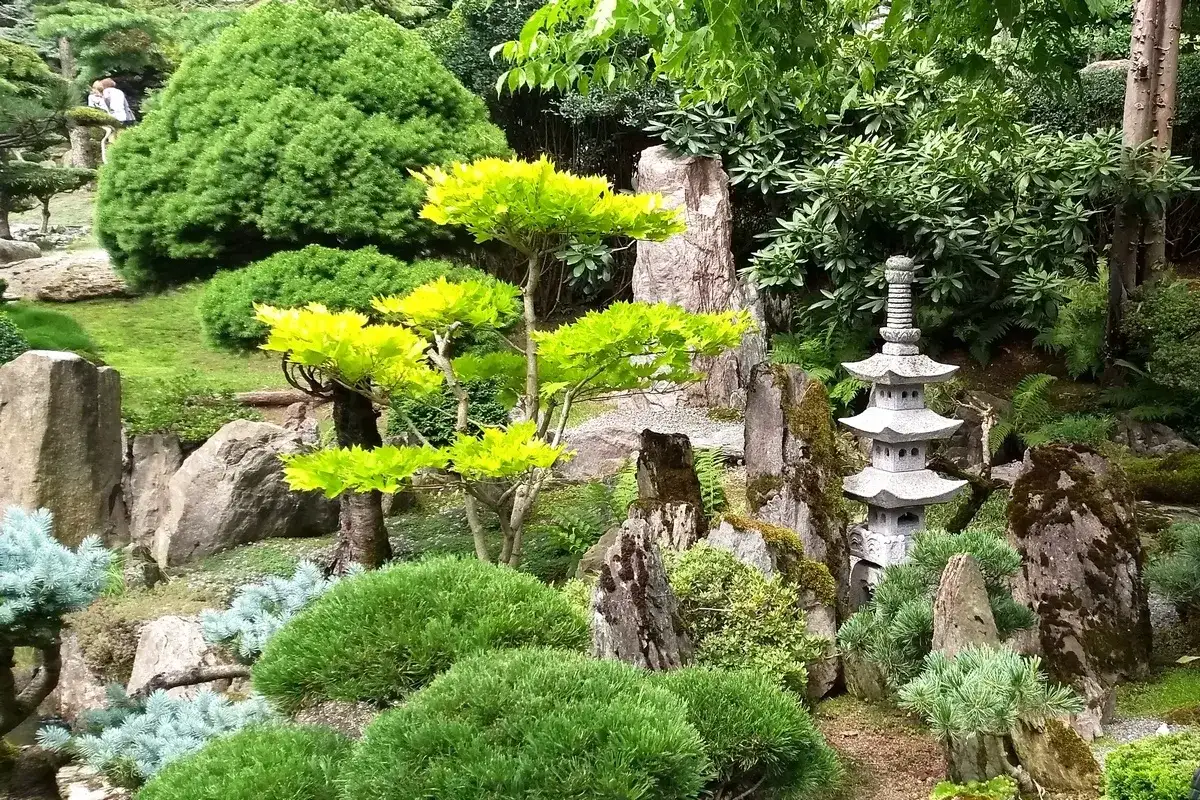 Kamienna pagoda i bujna zieleń tworzą magiczny ogród japoński w Kudowie-Zdroju. To jedna z głównych atrakcji regionu.