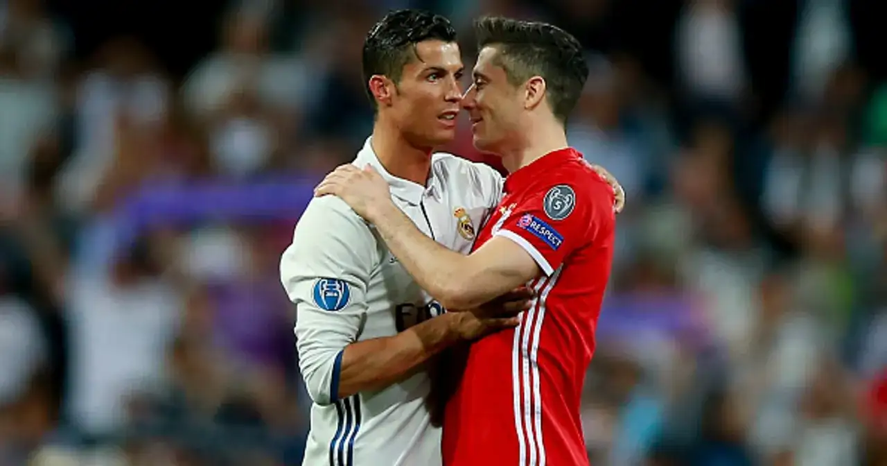 Dwóch piłkarzy, Cristiano Ronaldo i Robert Lewandowski, przytulają się. Lewandowski, z jego złotym butem, wydaje się być w dobrym nastroju.