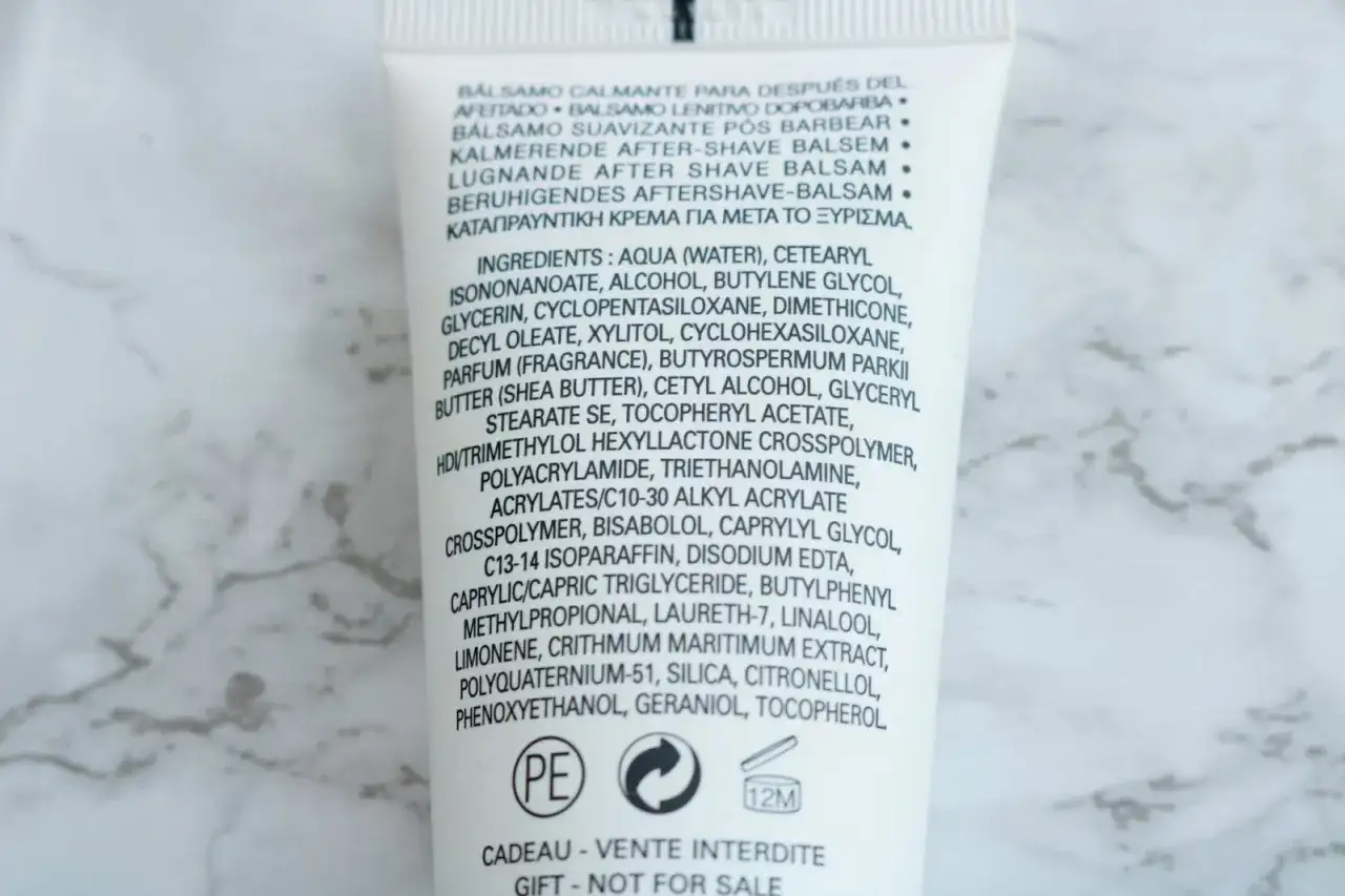 Skład balsamu po goleniu: woda, alkohol, gliceryna, masło shea, a także geraniol dla świeżego zapachu.