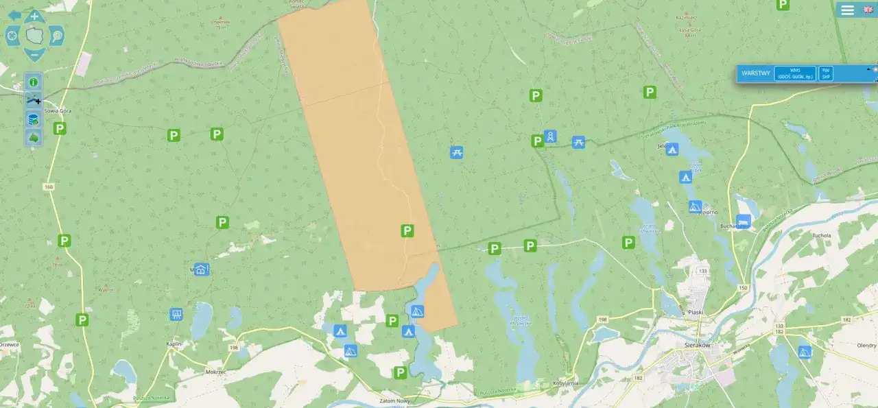 Mapa turystyczna Sudetów z zaznaczonymi parkingami i miejscami biwakowymi. Sprawdzamy, czy spanie w wiatach turystycznych w Sudetach jest dozwolone.