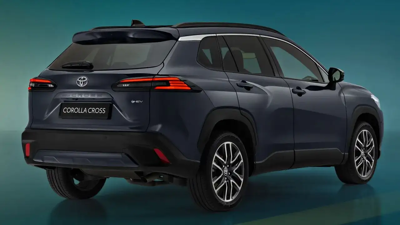 Ciemnogranatowy Toyota Corolla Cross Hybrid, widok z tyłu. Elegancki crossover z nowoczesnymi światłami LED i oznaczeniem "HEV".