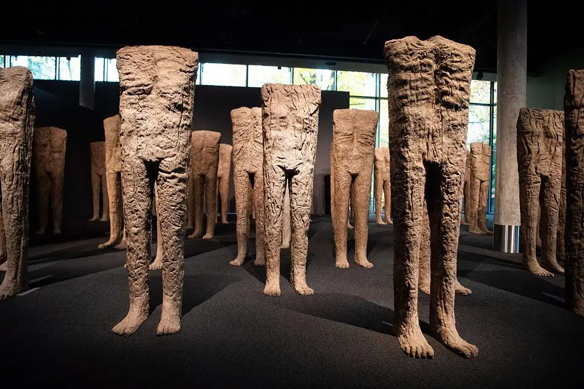 Rzeźby Magdaleny Abakanowicz, grupy bezgłowych postaci, tworzą poruszający obraz. Ciekawostki o jej twórczości często podkreślają siłę i symbolikę tych prac.