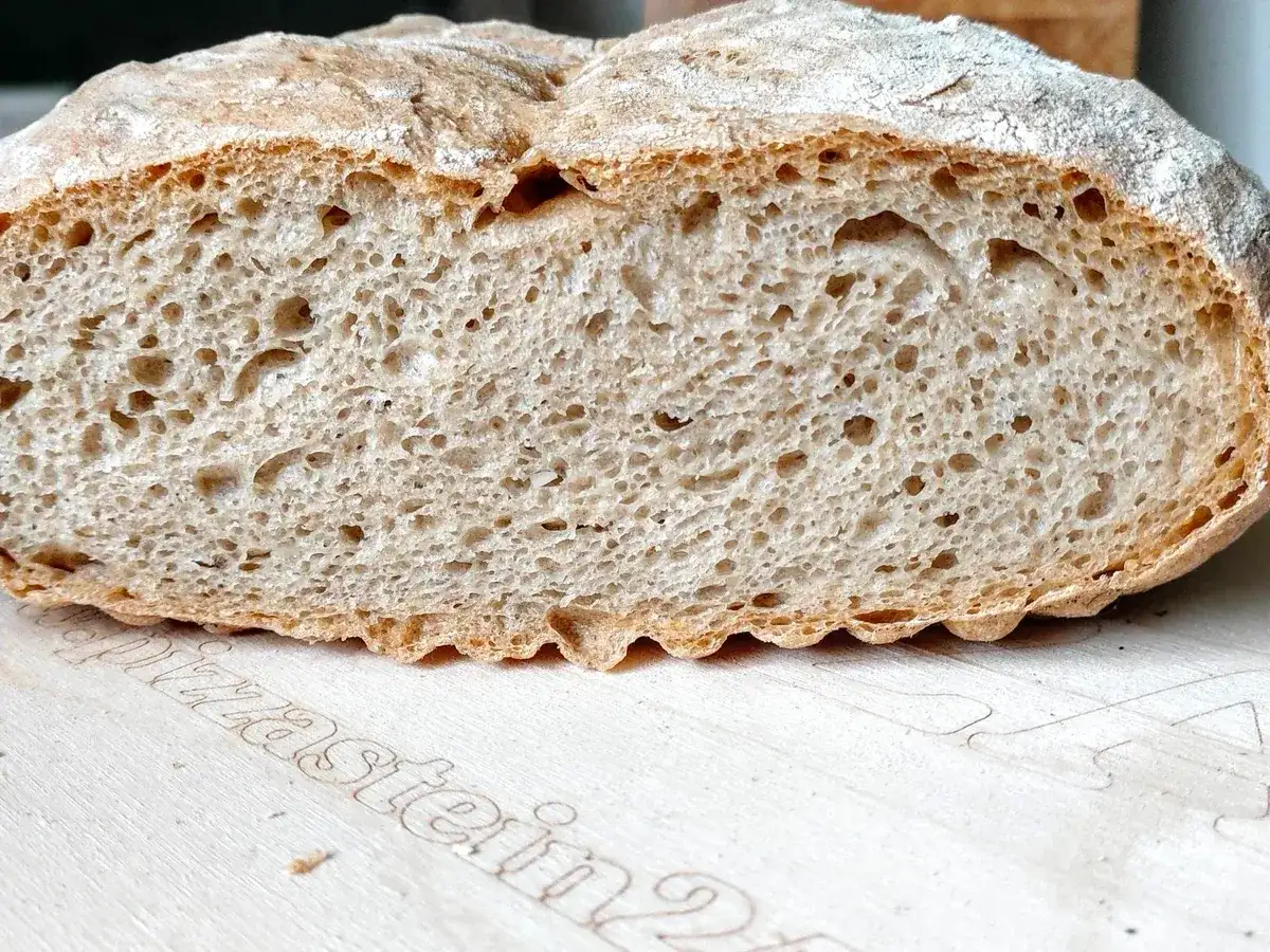 Frisch gebackenes Dinkelbrot mit einer luftigen Krume und knuspriger Kruste. Perfekt zum Dinkelbrot backen.