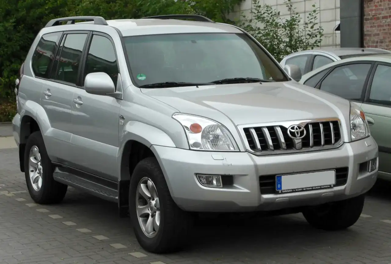 Srebrny Toyota Prado, gotowy na każdą podróż, z charakterystycznym grillem i mocną sylwetką.
