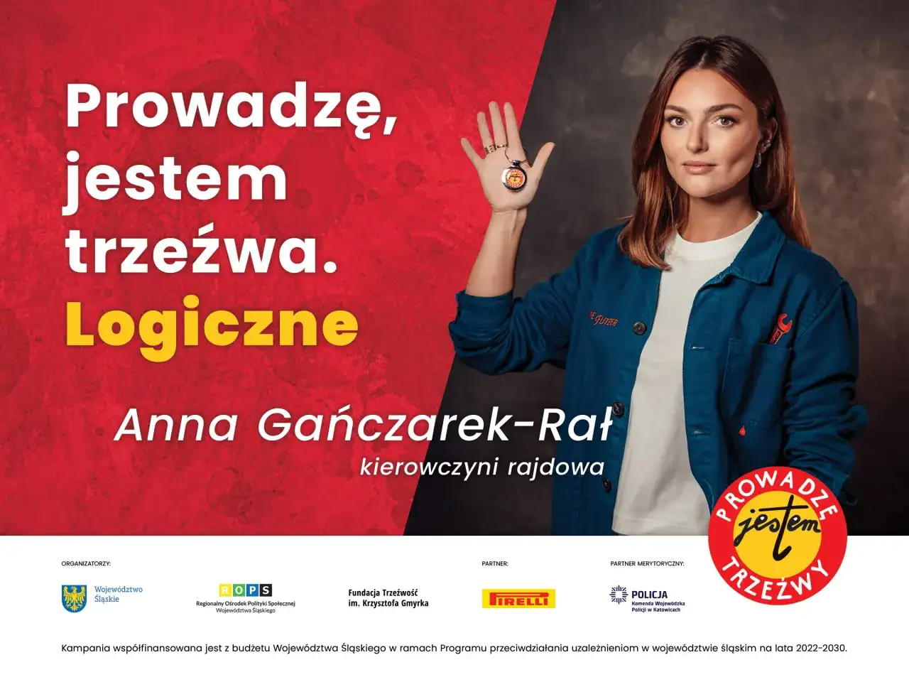 Anna Gańczak-Rał, kierowczyni rajdowa, pokazuje brelok "Prowadzę, jestem trzeźwa. Logiczne". Kampania promuje trzeźwość.