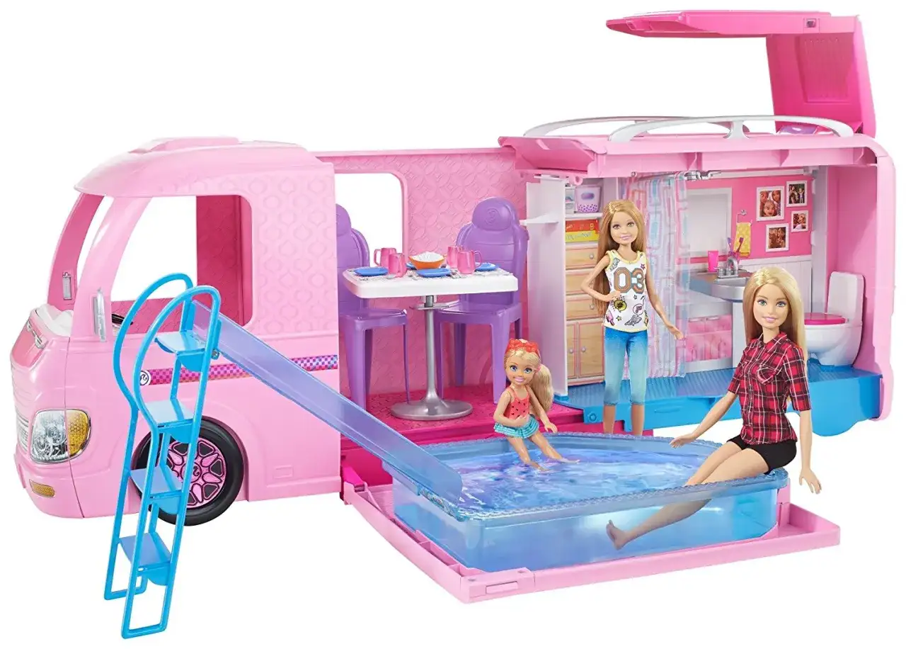 Różowy kamper dla lalek Barbie z basenem, zjeżdżalnią i trzema lalkami.