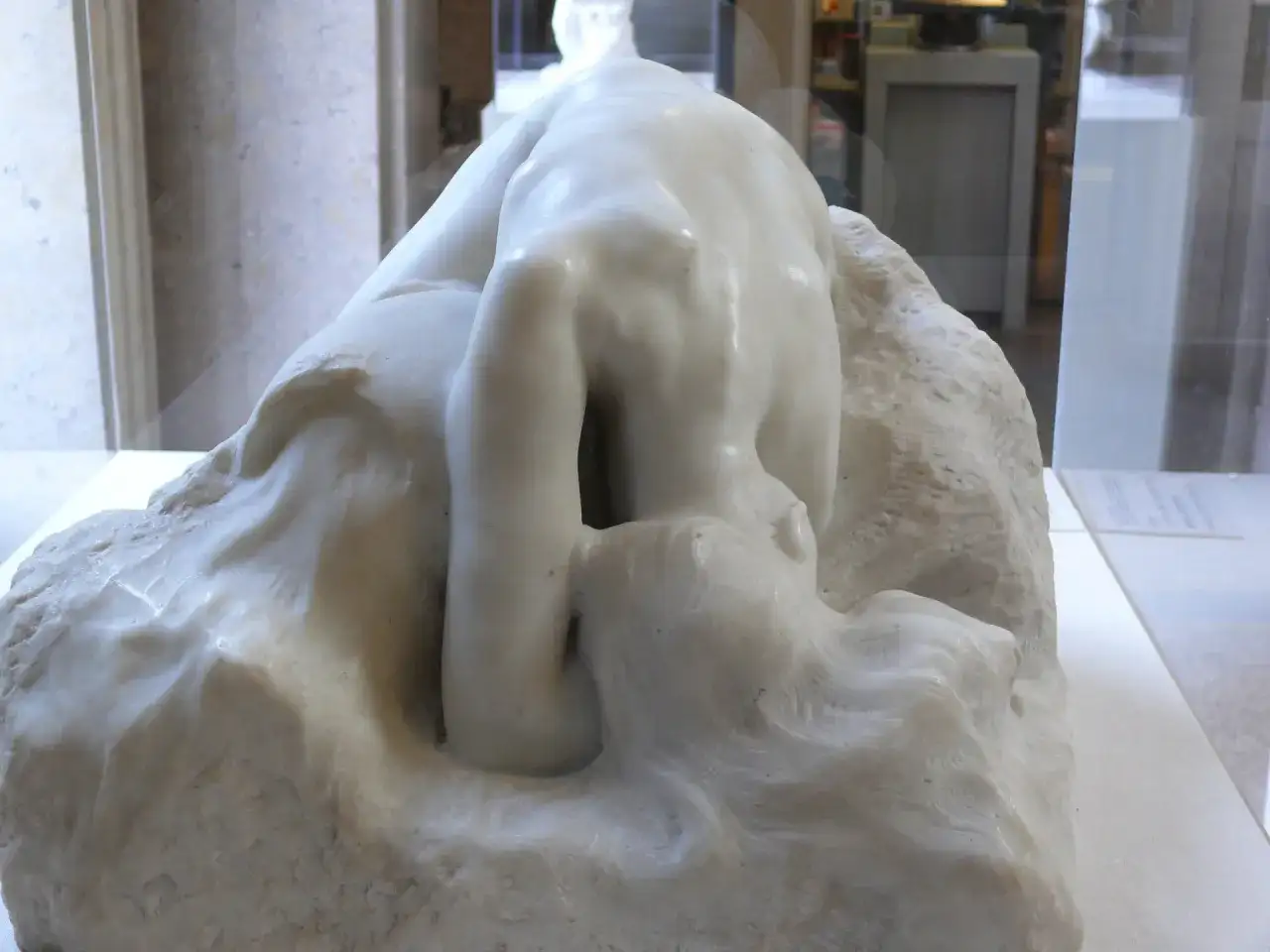 Kamienna postać pochylona w głębokiej zadumie, jak Auguste Rodin Myśliciel, wpatruje się w otchłań własnych myśli.