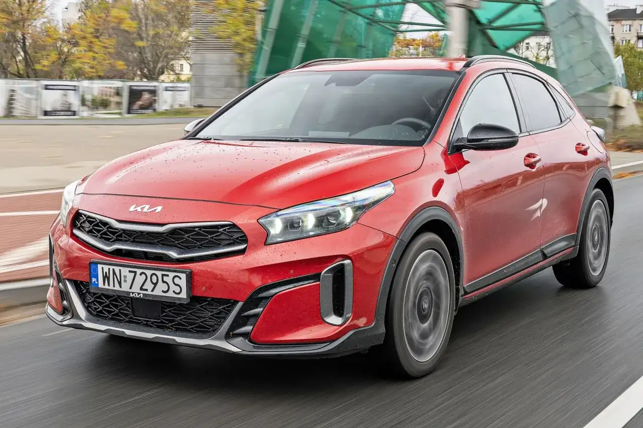 Czerwony Kia XCeed w ruchu. Sprawdź aktualną kia xceed cena i dostępne promocje.