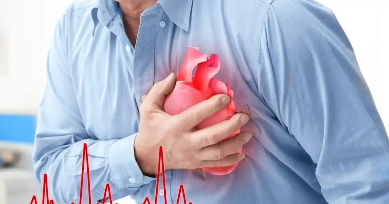 Mężczyzna trzyma dłoń na piersi, gdzie widnieje symbol serca. Obok widnieje wykres EKG, sugerujący **częstoskurcz napadowy**.