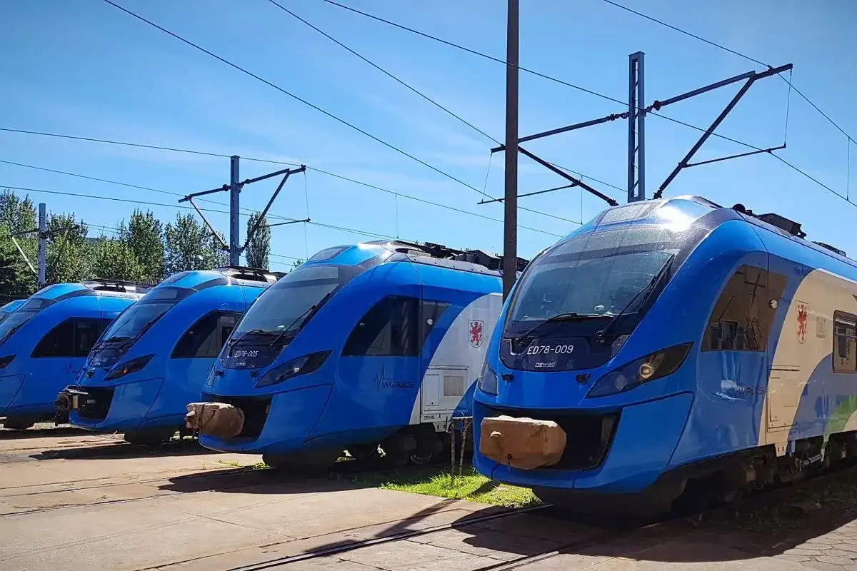 Kolejne pociągi PKP Impuls stoją na bocznicy w Mielnie, gotowe do podróży.