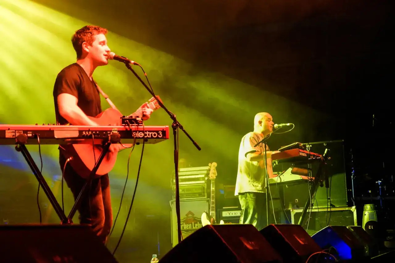 Krzysztof Zalewski śpiewa o miłości, grając na gitarze i keyboardzie.