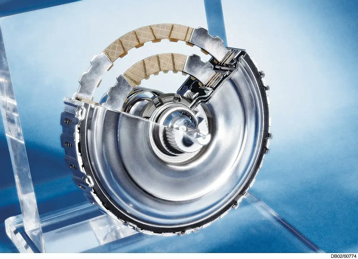 Przekrój skrzyni DSG z widocznymi tarczami sprzęgłowymi i elementami mechanicznymi.
