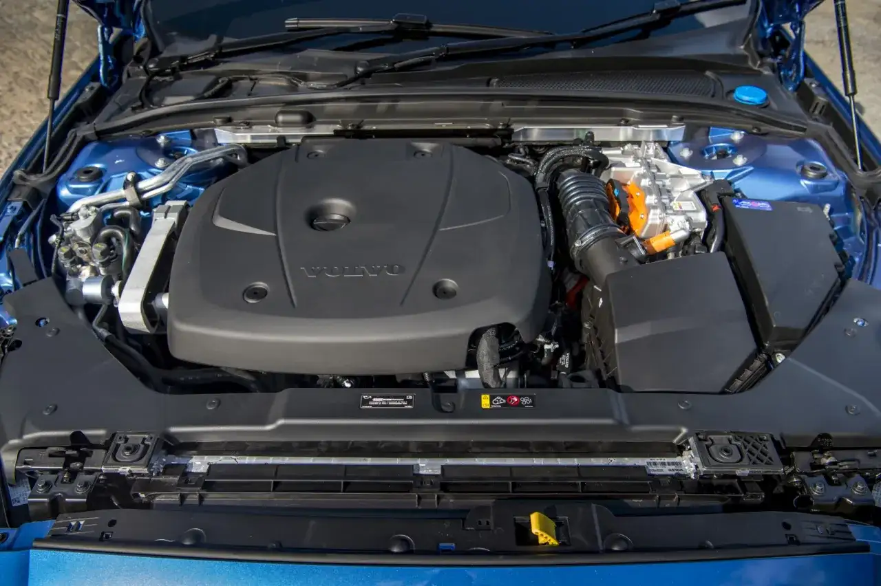 Silnik hybrydowy Volvo T8 z widocznymi elementami układu dolotowego i elektrycznego.