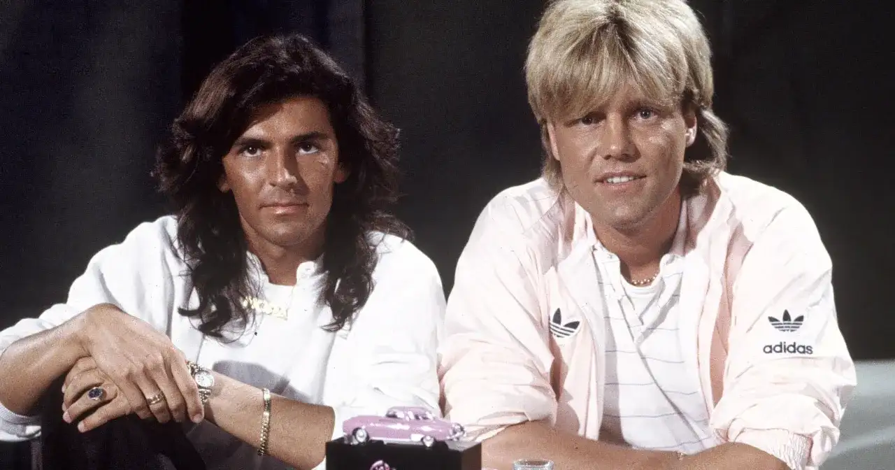 Dwóch członków Modern Talking, Dieter Bohlen i Thomas Anders, pozuje do zdjęcia w latach 80.