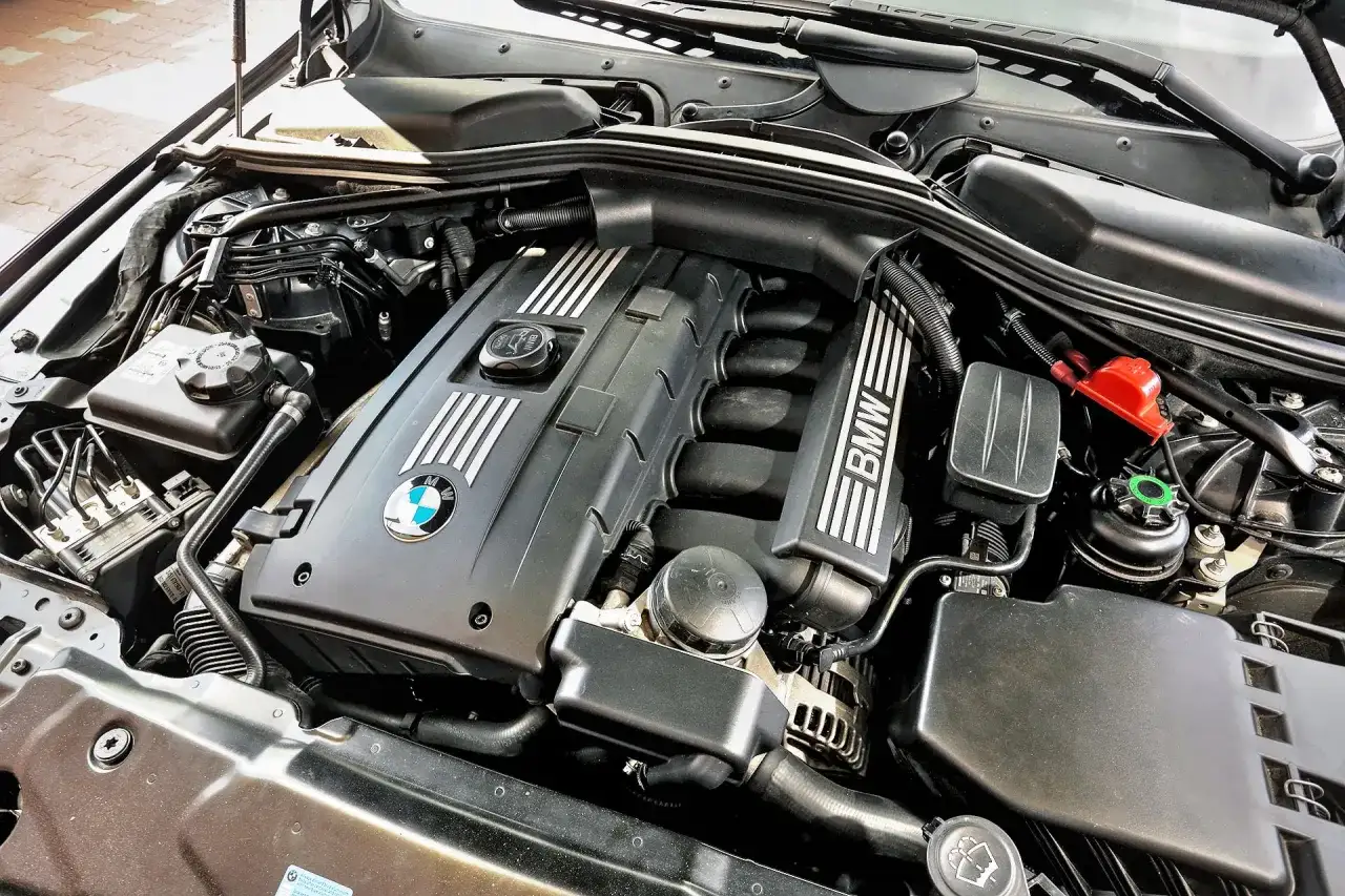 Silnik e61 bmw, czysty i zadbany, gotowy do jazdy.
