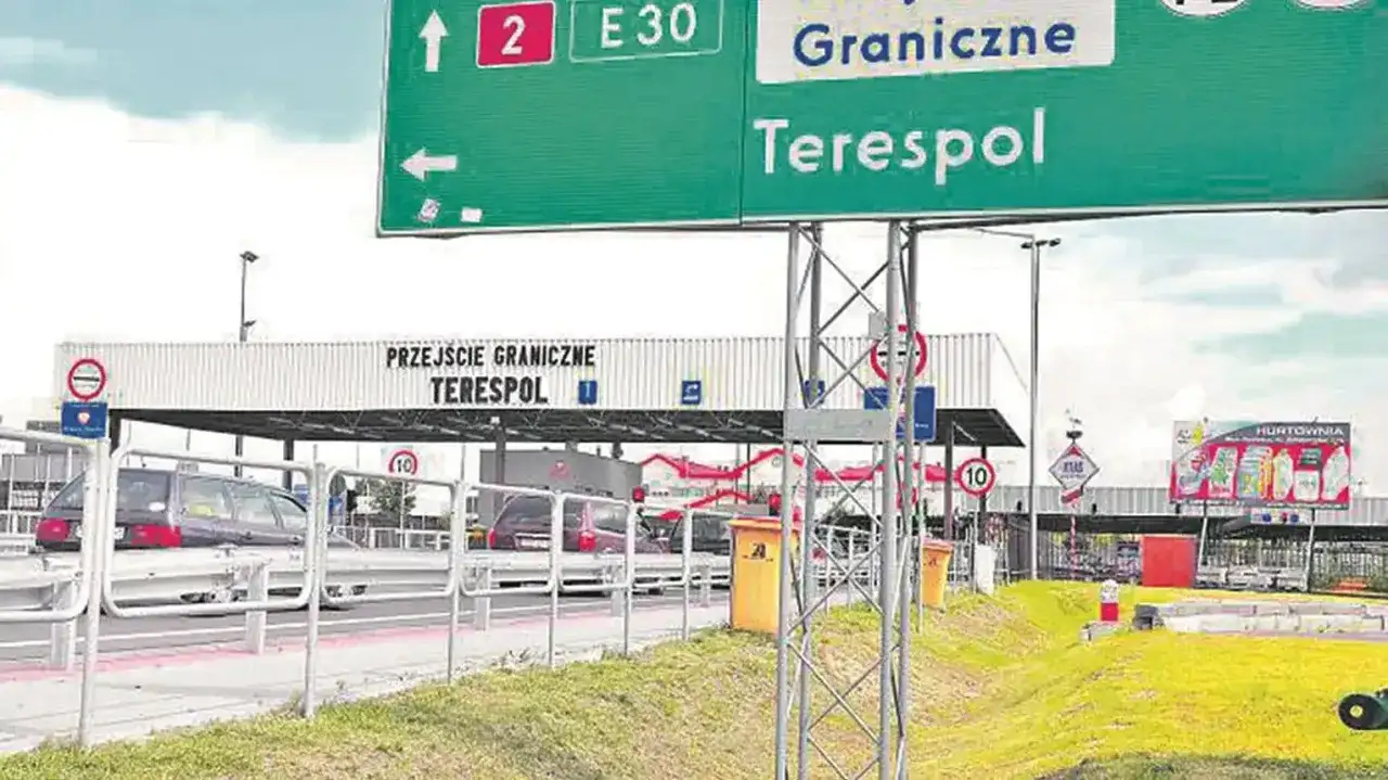 Przejście graniczne Terespol. Znaki drogowe kierują do E30 i na drogę nr 2. Samochody czekają na odprawę.
