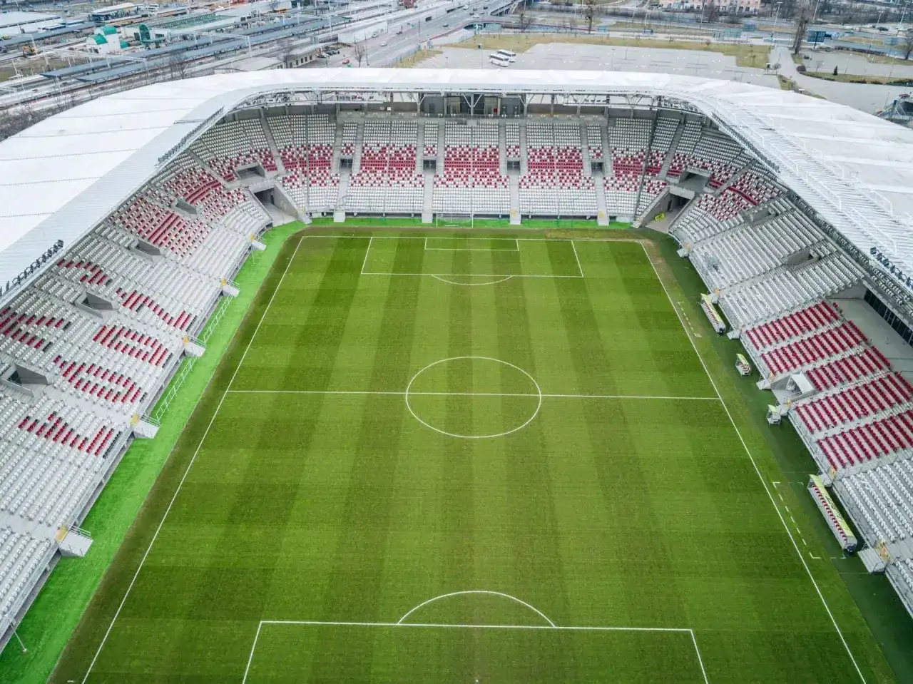 Stadion ŁKS z lotu ptaka, zielona murawa i puste trybuny. Jego pojemność pozwala na przyjęcie tysięcy kibiców.