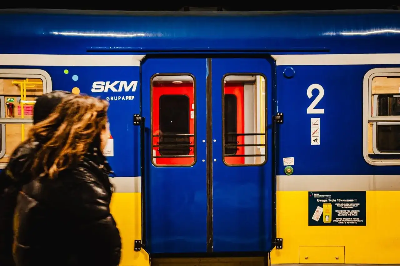 Ludzie wsiadają do niebieskiego pociągu SKM na stacji Gdańsk Siedlce.