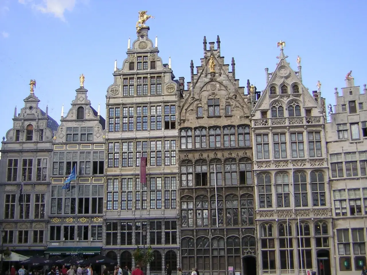 Antwerpia, budynki z bogatymi zdobieniami, złote rzeźby na dachach. Czy to manieryzm co to? Architektura pełna detali.