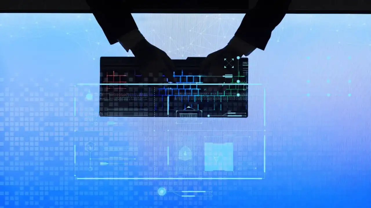Dłonie w rękawiczkach piszą na podświetlanej klawiaturze, tworząc tło dla cyfrowego świata, gdzie czai się cyberprzestępczość.