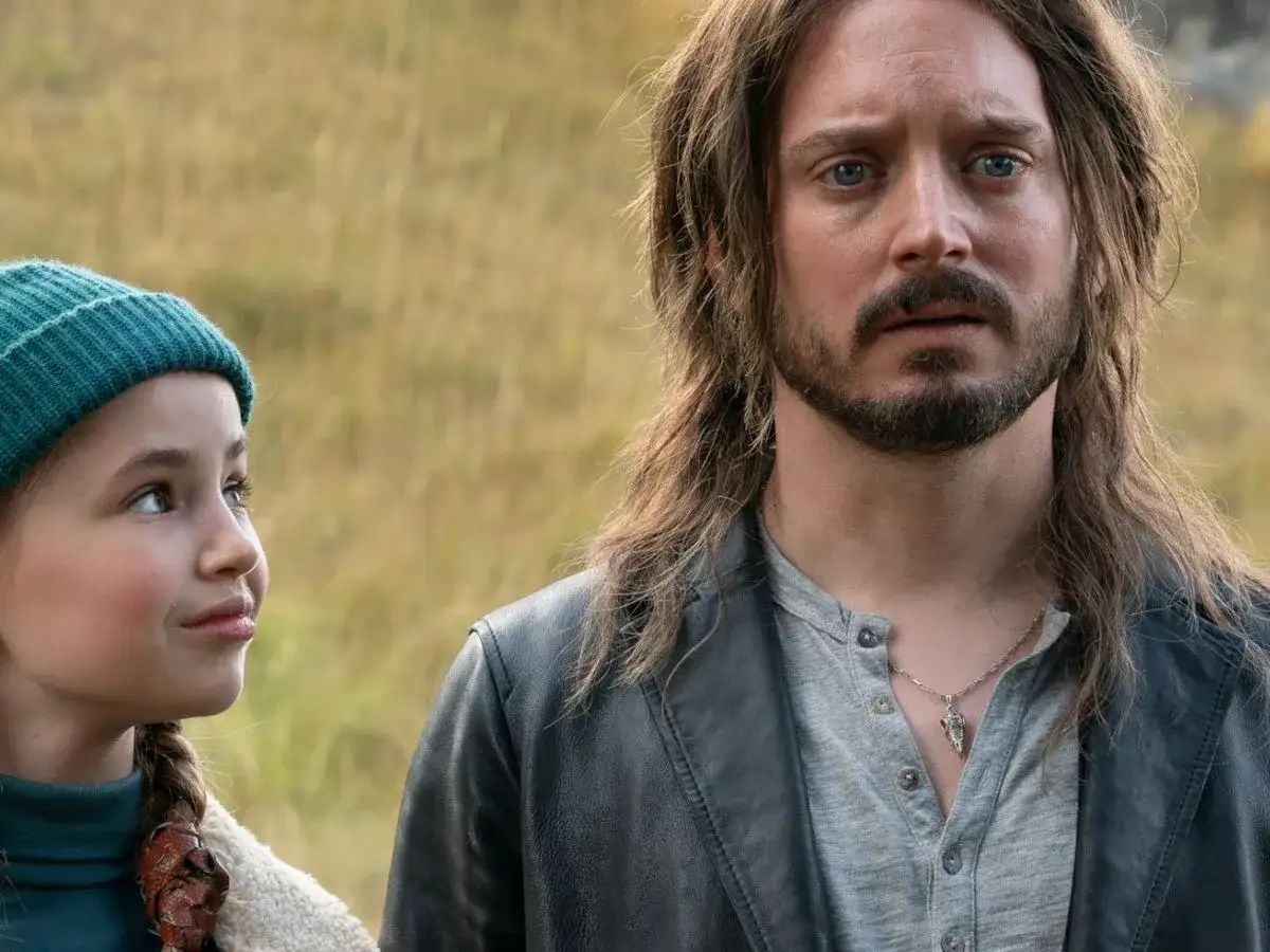 Elijah Wood w filmach, w tym w tym kadrze, gdzie towarzyszy mu młoda dziewczyna.