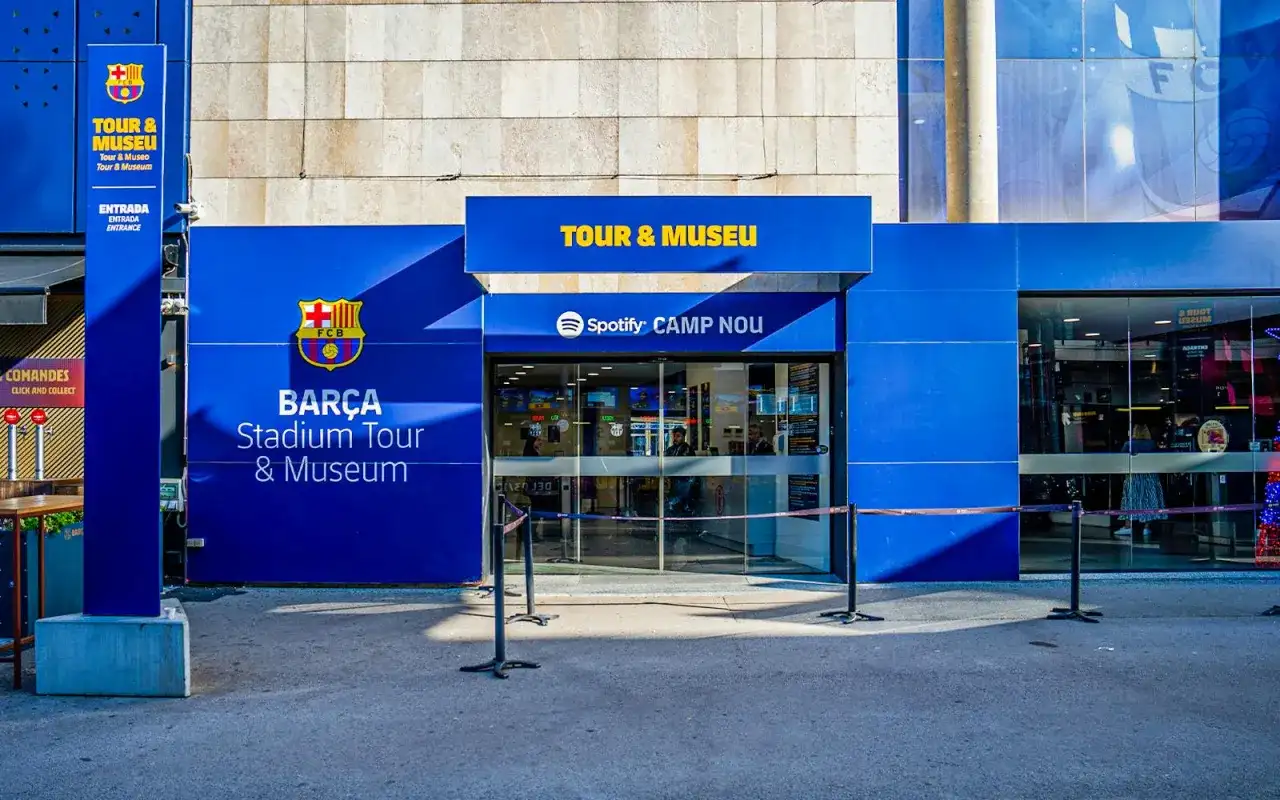 Wejście na camp nou zwiedzanie i muzeum FC Barcelony. Jasny dzień, niebieska fasada, logo klubu.